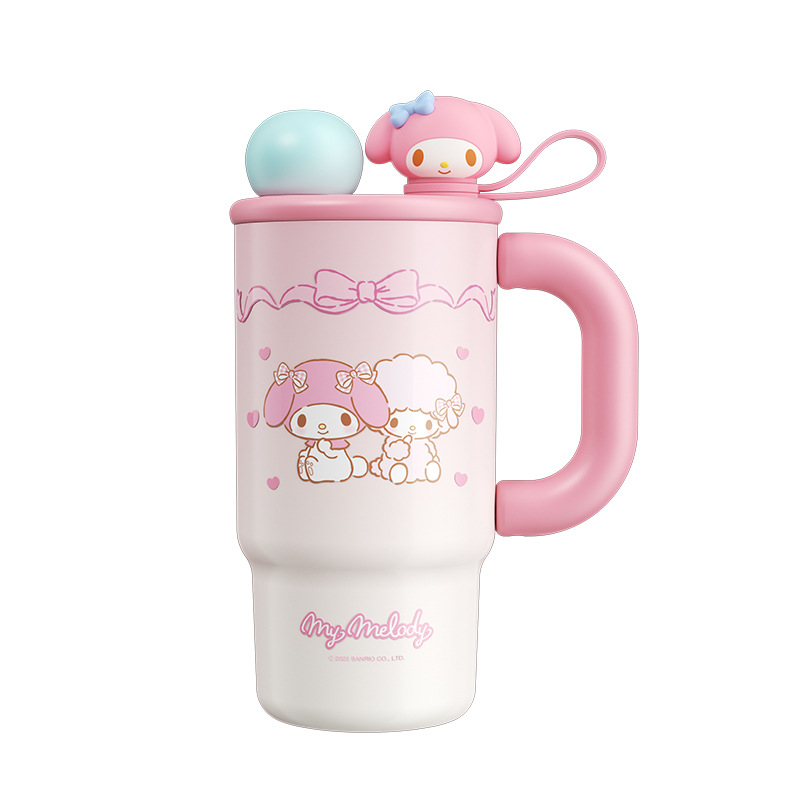The Sanrio Family series gradient ice cup has a sturdy ring for easy carrying. It is a double-drinking independent figurine water cup Item Picture