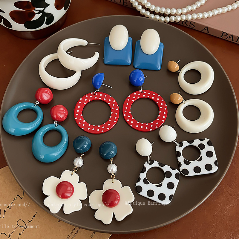 Retro Hong Kong-style earrings and ear rings for women, a new bestseller in 2025, with a high-end and niche design. Earrings and vacation style earrings full figure