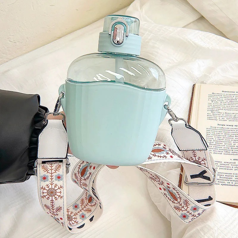 Simple plastic cup, Nordic style, fashionable pop-up lid, student water bottle with straw, cup sleeve, anti-drop, heat-insulating ins water cup Application Scenario