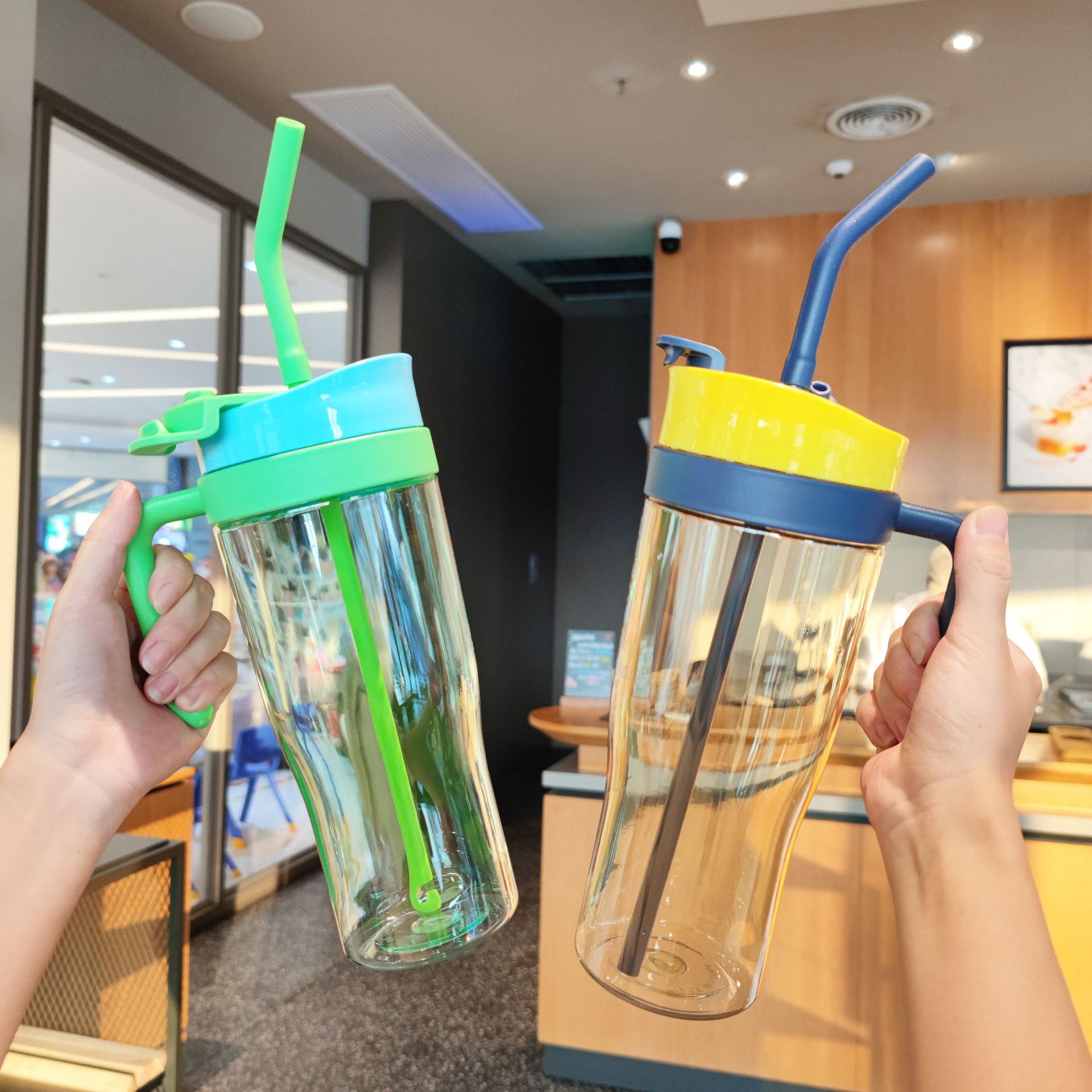 Wholesale of double-drinking straws, plastic car cups, ice king cups, large-capacity adult drinking water handles, car water bottles Application Scenario
