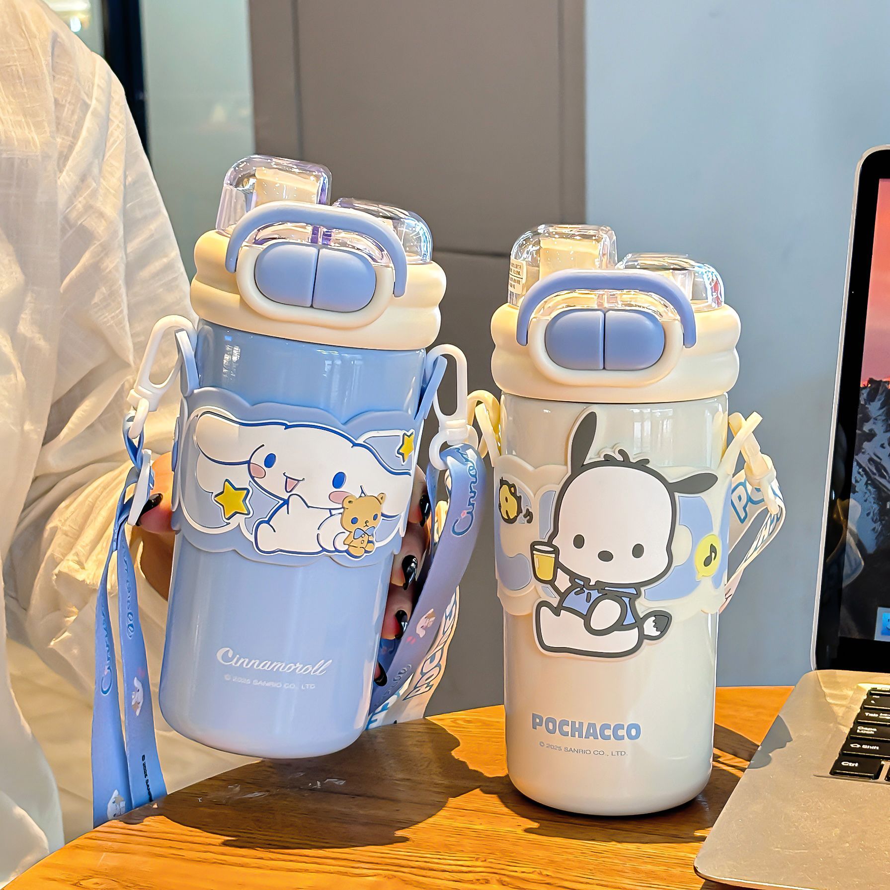 The cute Sanrio Family series double-drinking lockable thermos cup with adjustable rope makes it convenient to carry drinking cups Application Scenario
