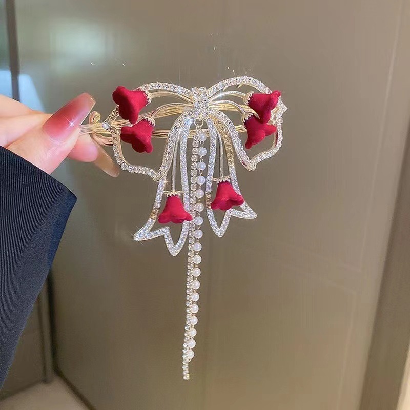 The new lily of the valley tassel twisted hairpin at the back of the head, with a high level of appearance, is a popular one-button, extremely ethereal ancient-style bride's headwear Application Scenario