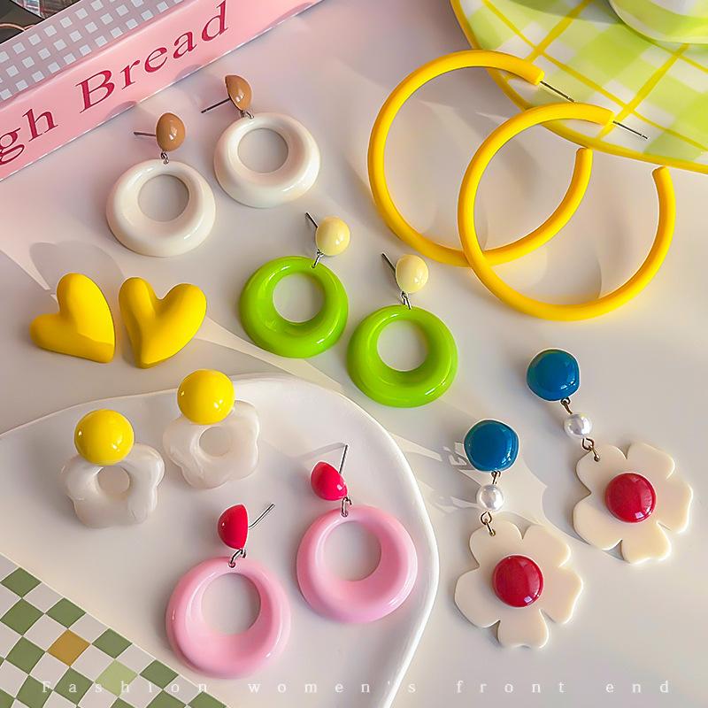 The fresh and delicate flower-shaped earrings are a new bestseller for women in 2025. They are sweet and elegant earrings with a niche design and a high-end feel full figure