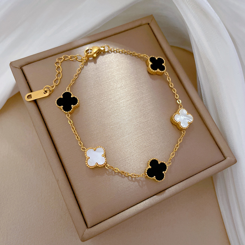 【 All-titanium Steel 】 Elegant four-leaf flower black and white mother-of-pearl lucky minimalist chain bracelet, retro best friend of a female Internet celebrity Application Scenario