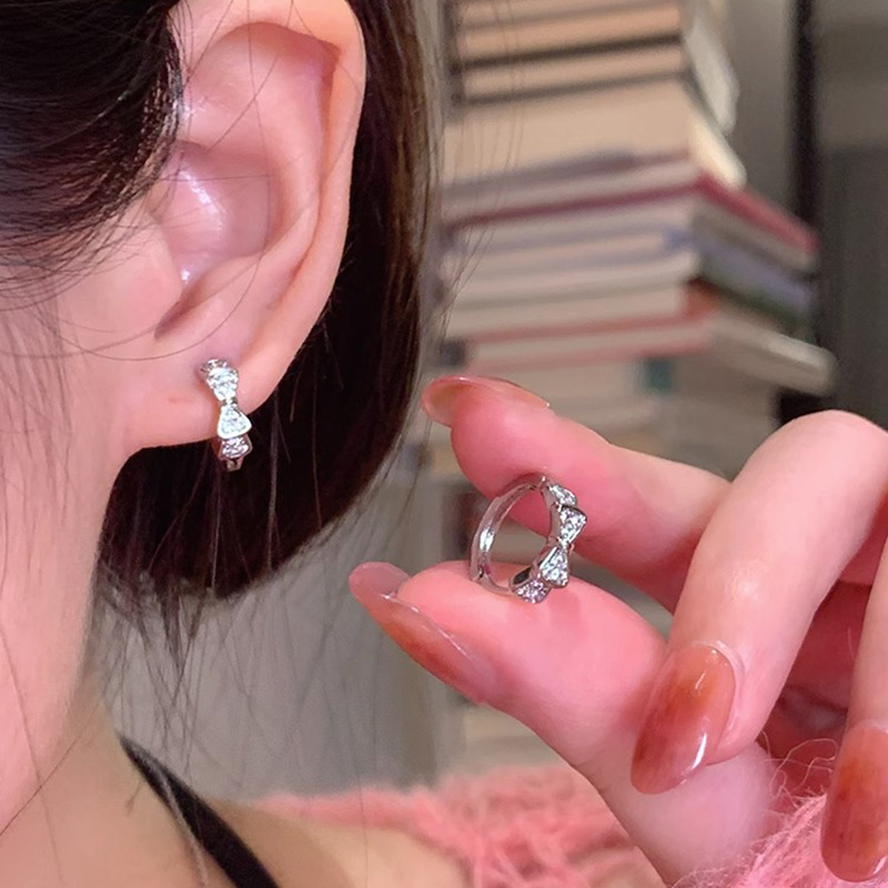 Light luxury and high-end bow zircon ear buckles, a cold and aloof style for women, super ethereal and versatile, elegant and popular online celebrity earrings wholesale full figure