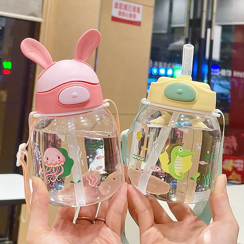 Children's straw cup, cute cartoon baby, kindergarten scale small water cup, special plastic water bottle for primary school students to go to school full figure