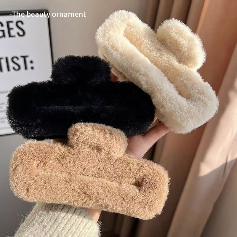 Autumn and winter bestsellers: Large plush hair clips for women, sweet and elegant. Fluffy hair clips with a large amount of hair and a hair clip at the back of the head details Picture