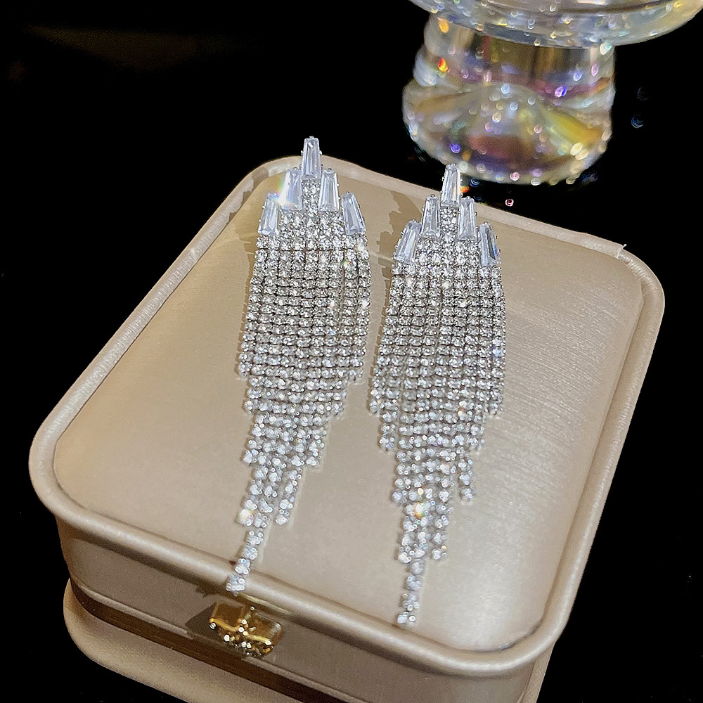 European and American best-selling geometric exquisite tassel earrings, light luxury and high-end long earrings wholesale, elegant and versatile, stud earrings for women full figure