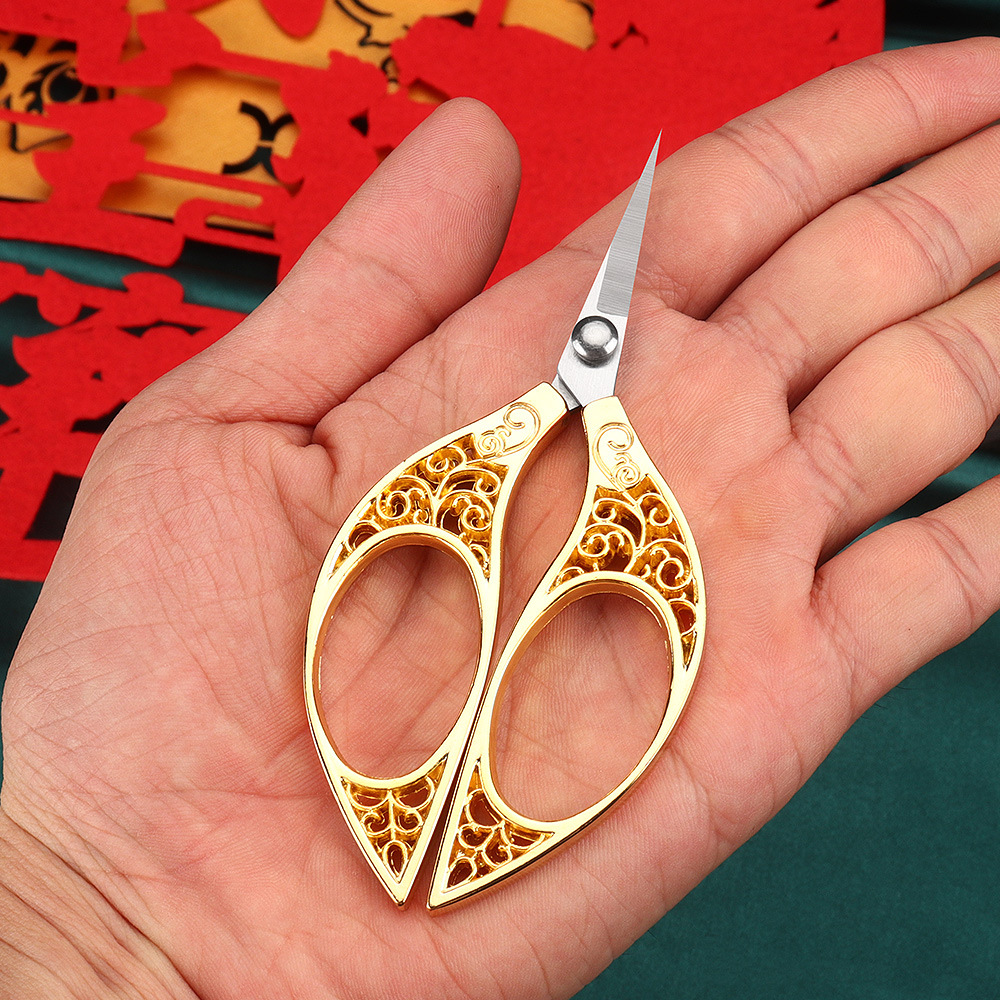 Wholesale of vintage small scissors, tailors, thread ends, tea tips, stainless steel office dragon and phoenix handcrafted special gold scissors Application Scenario