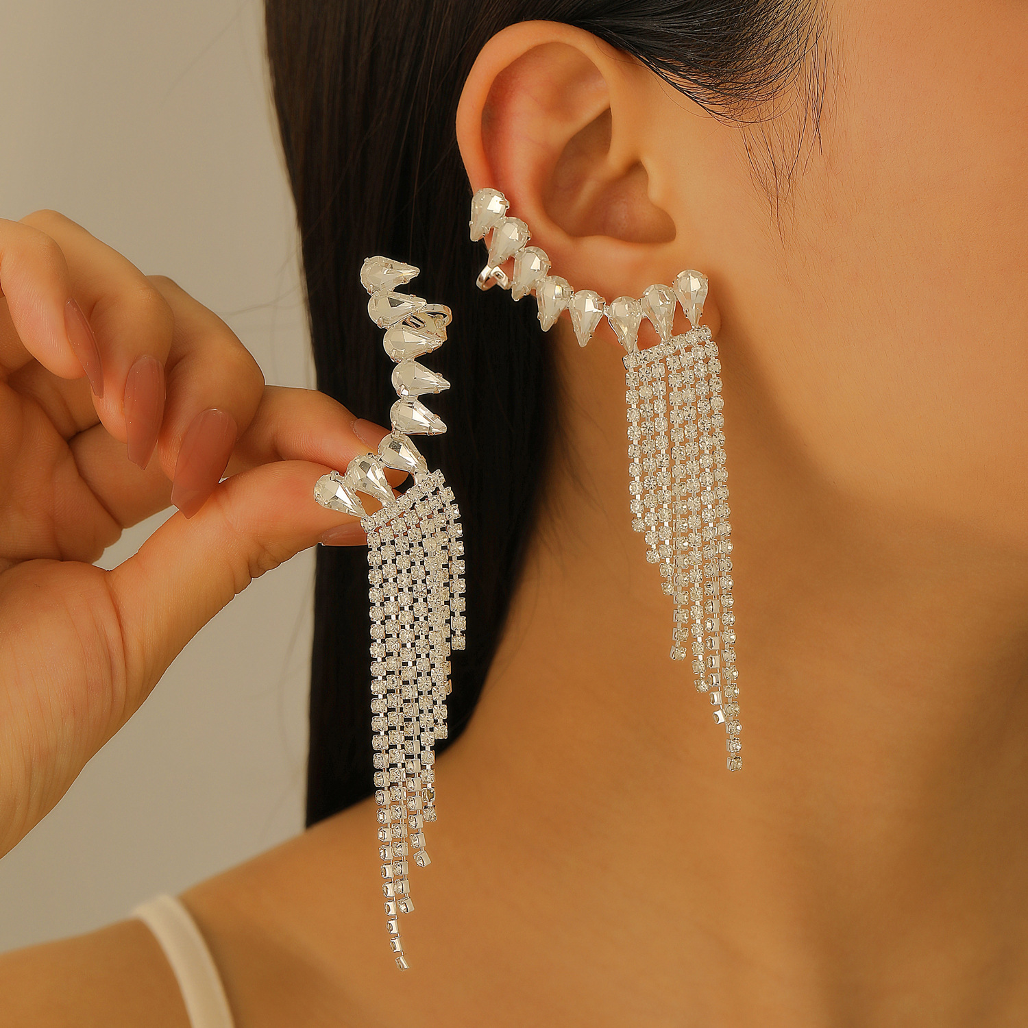 Exaggerated and fashionable European and American women's earrings, rhinocones, tassels, geometric claw chain earrings, light luxury and niche stud ear clips for women full figure