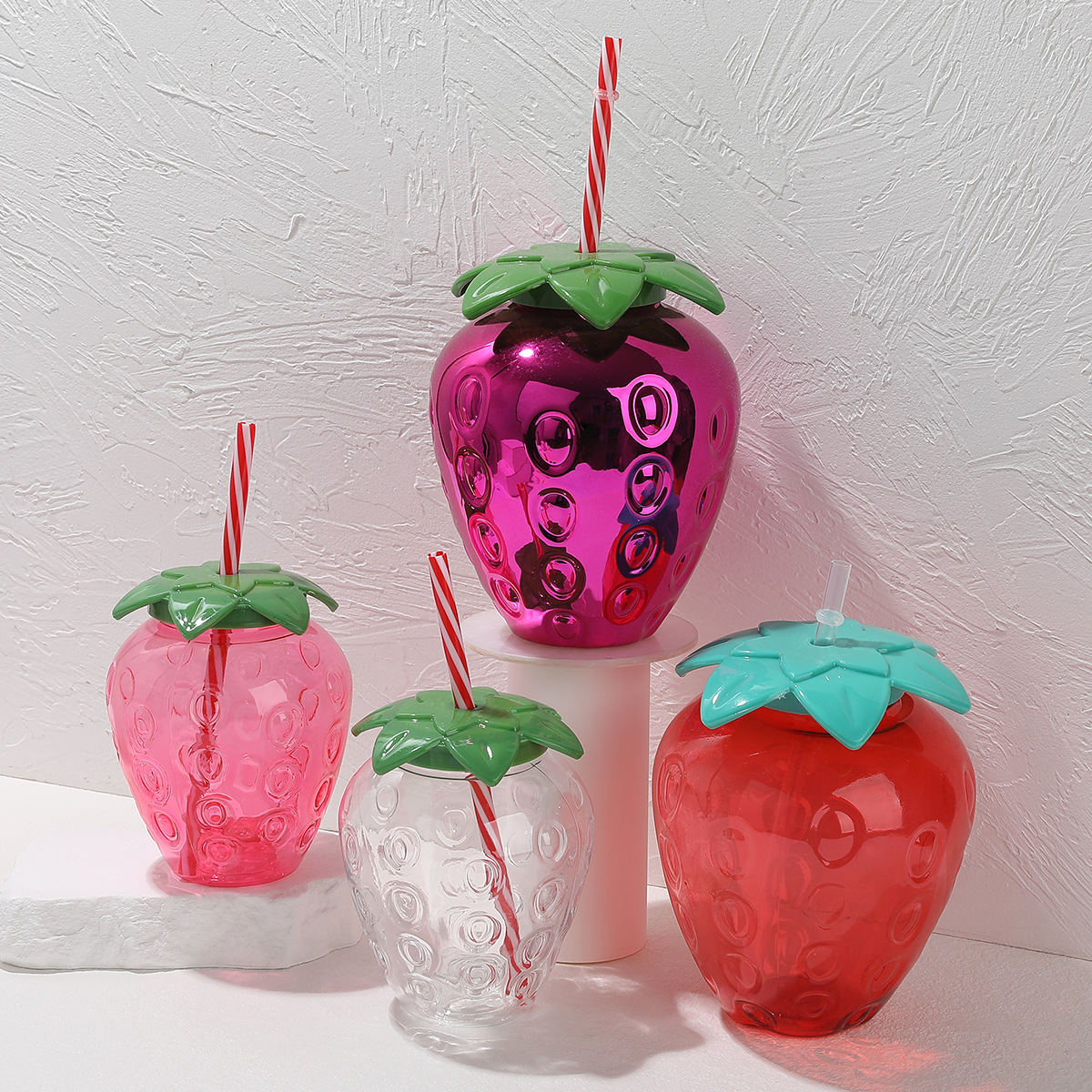 Factory direct sales of disposable plastic straw cups, popular milk tea and juice drink cups, creative shaped cups, strawberry cups full figure