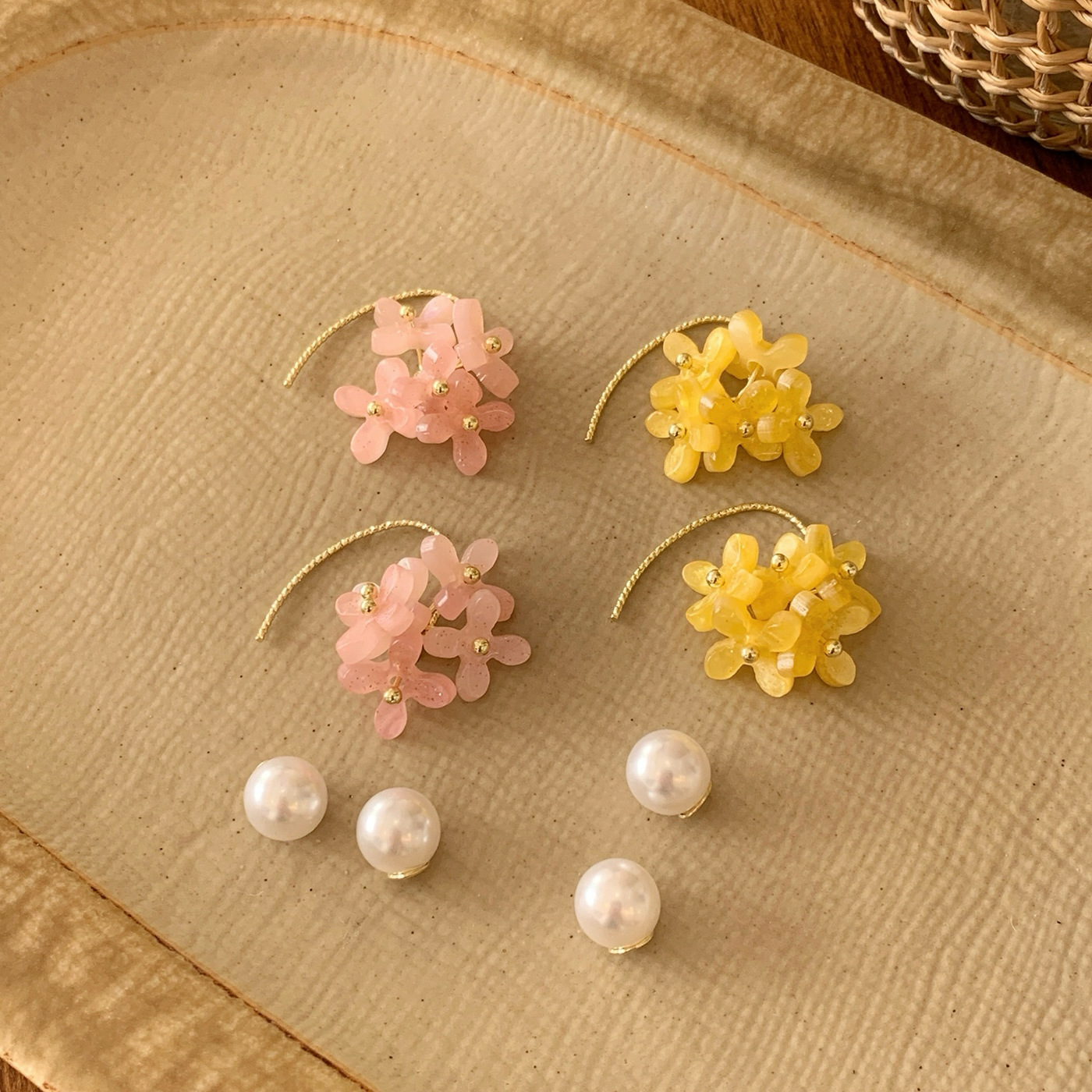 Spring and summer magnolia pearl resin earrings, with a light luxury and high-end feel, sweet and niche design, and a girlish heart, are exquisite earrings details Picture