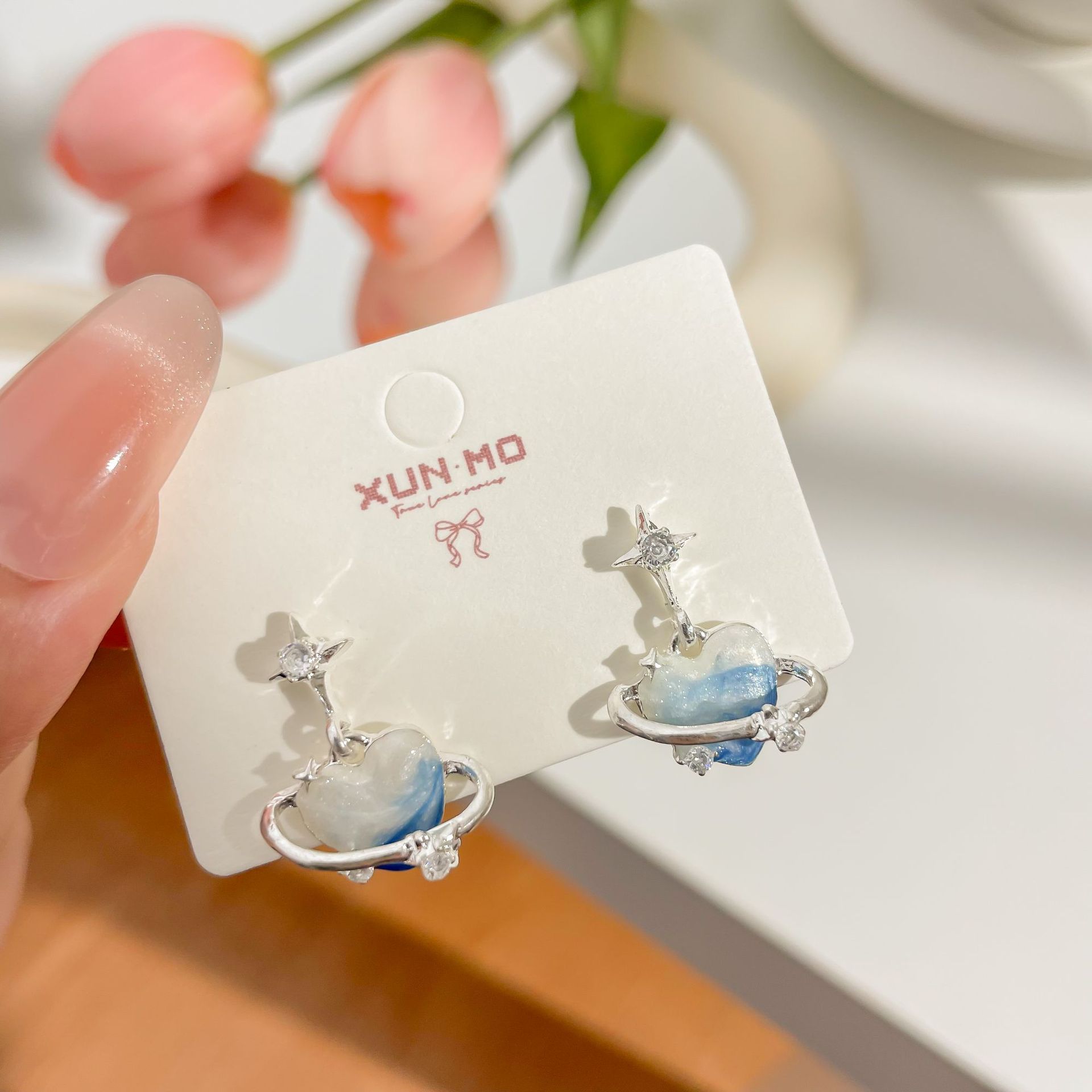 Sweet and cool, stylish, gradient pink heart-shaped stud earrings for women, ins, unique blue and elegant earrings, light luxury earrings wholesale Application Scenario
