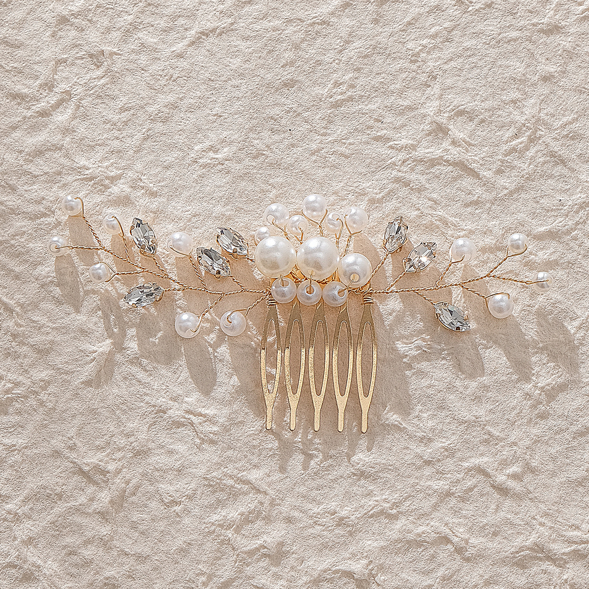 Korean-style exquisite updo hair accessories, simple pearl headwear for the bride's wedding, five-toothed water diamond insert comb, handcrafted beaded hair comb Application Scenario