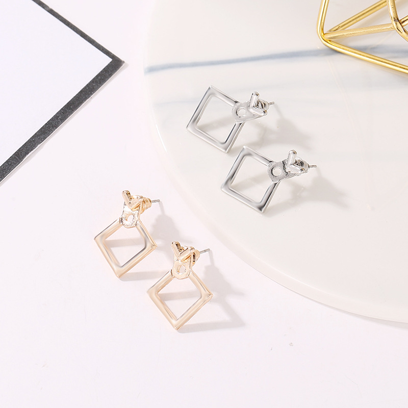 Wholesale of popular Japanese and Korean accessories, fashionable, personalized and versatile earrings, minimalist geometric hollowed-out diamond-shaped square stud earrings Specification drawing