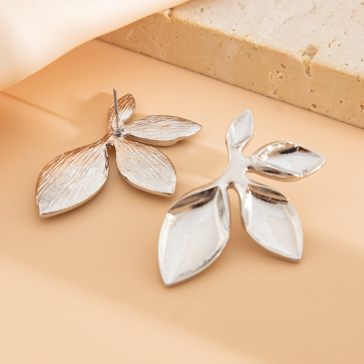 Fashionable floral style stud Earrings, European and American cross-border niche smooth leaf versatile earrings, simple Earrings Application Scenario