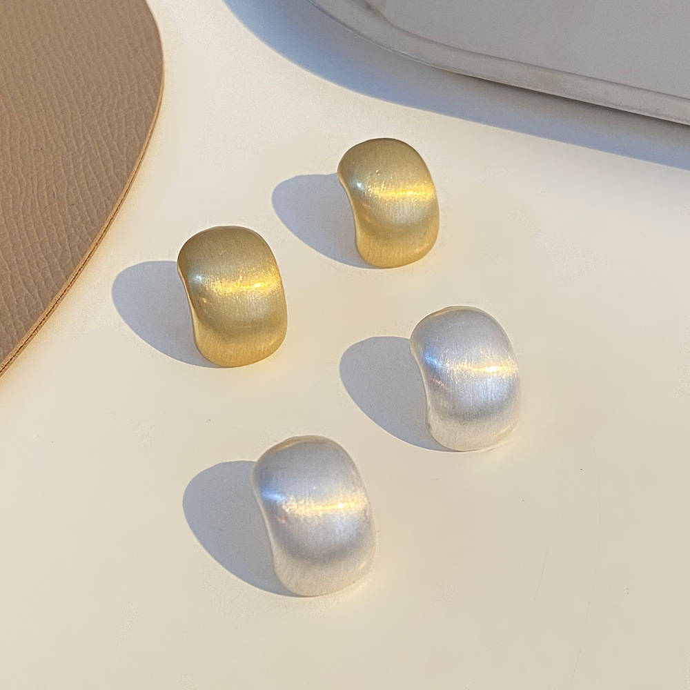The frosted metal brushed bean earrings are a cross-border bestseller. The C geometric style stud earrings are French light luxury and popular earrings for women Specification drawing