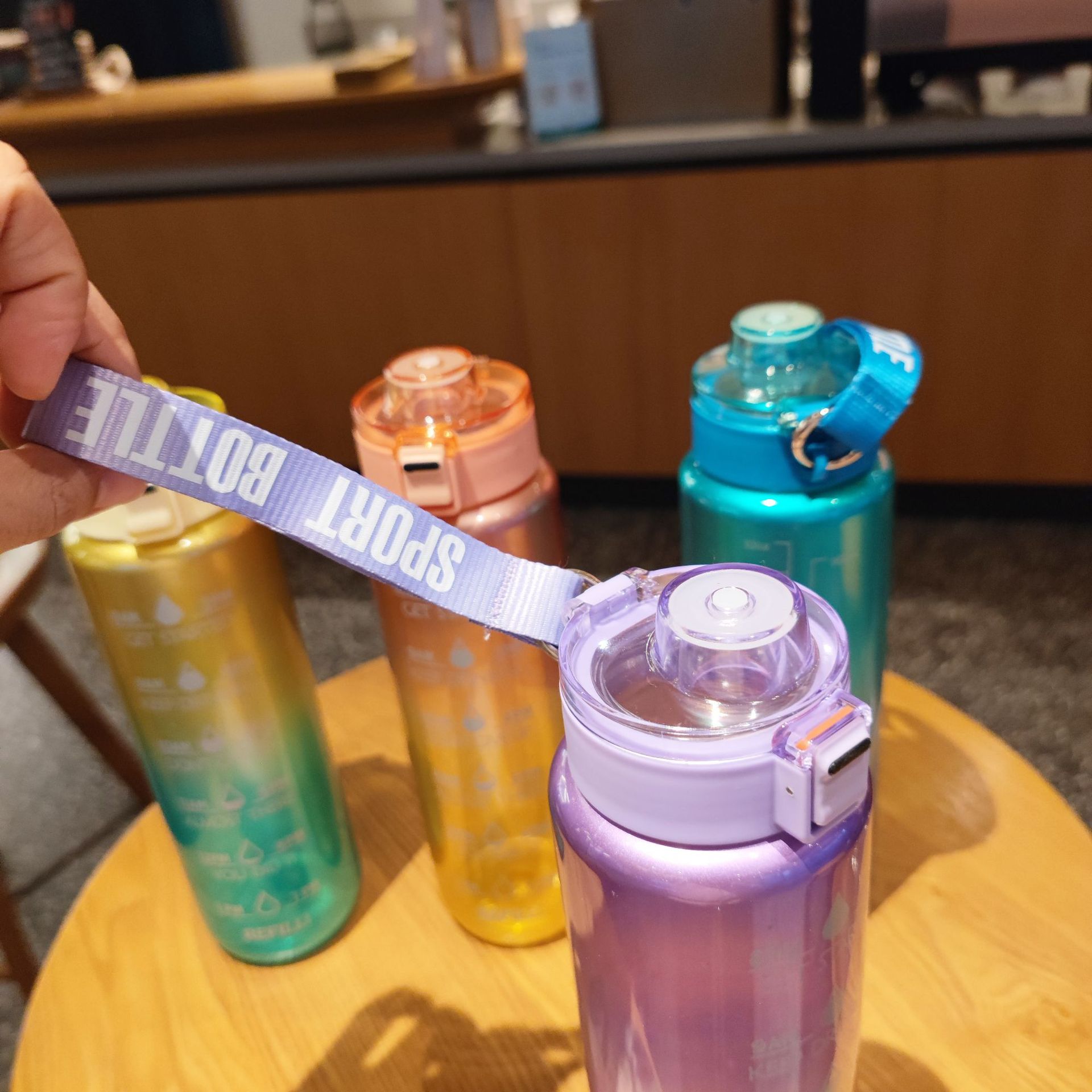 Wholesale Pearl Light fashionable plastic water cups, portable drawstring outdoor sports water bottles, student male and female direct drinking water bottles Specification drawing