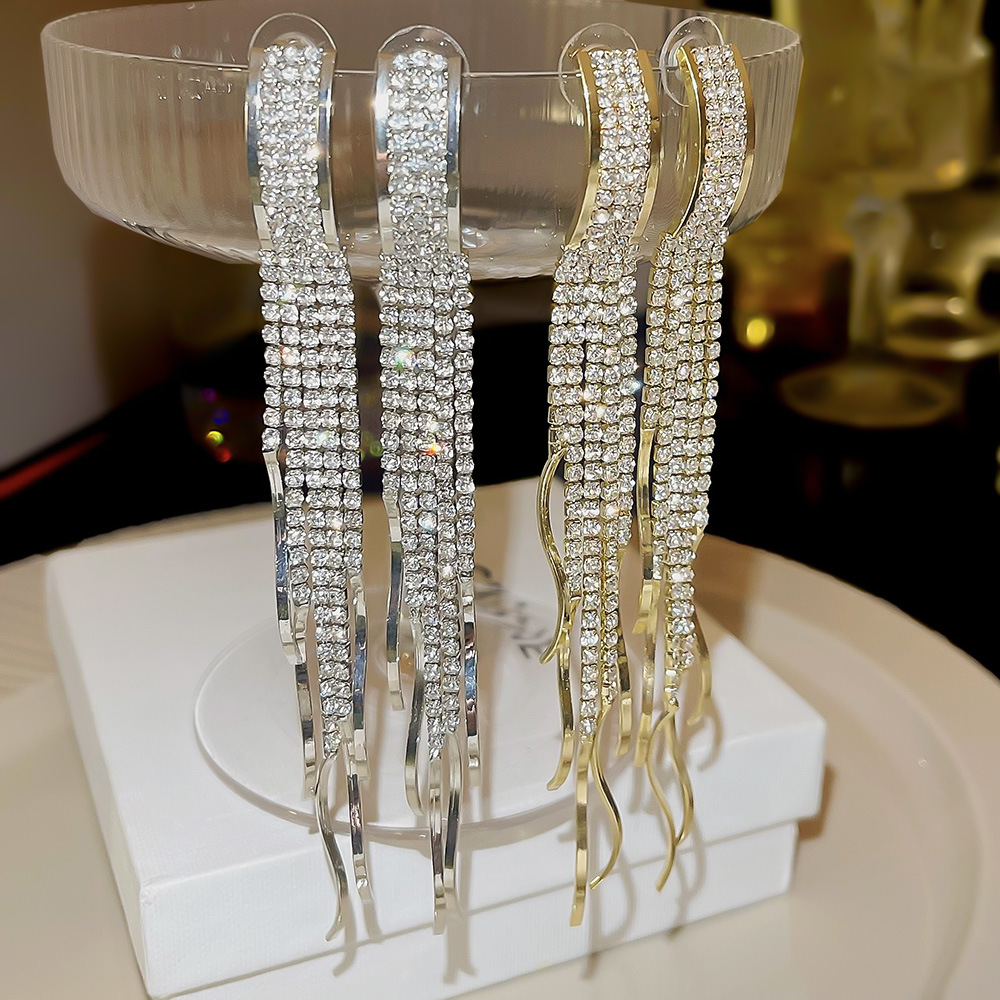 Diamond-encrusted geometric metal tassel high-end earrings, female nightclub socialite style, light luxury and grand long earrings wholesale details Picture
