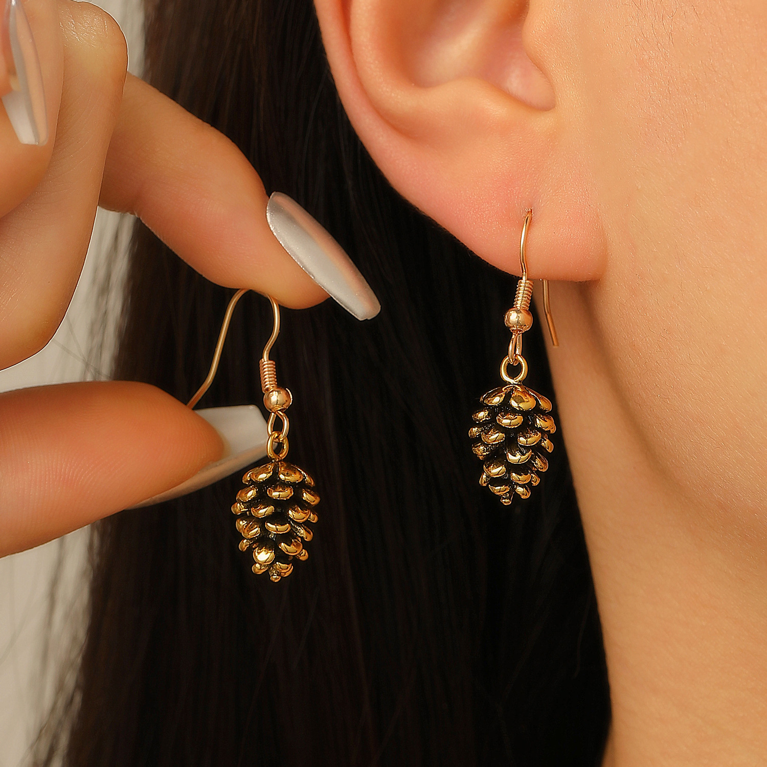 European and American retro fashion Bohemian imitation pinecone earrings, versatile alloy high-end niche earrings for women full figure