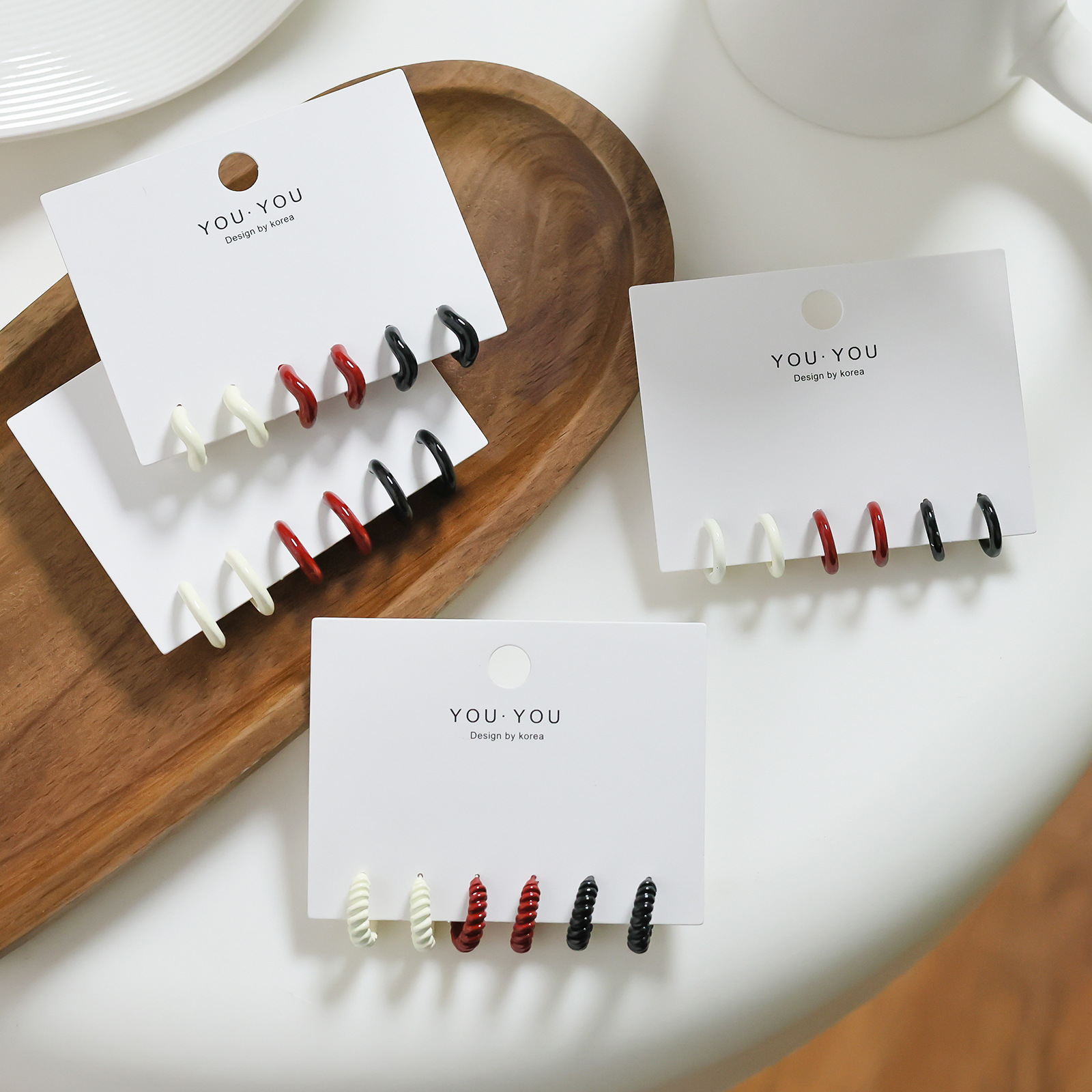 For the 2024 autumn and winter collection, the new Ankora red C-shaped ear rings, silver needles, elegant and versatile stud earrings, and simple ins earrings are available for wholesale full figure