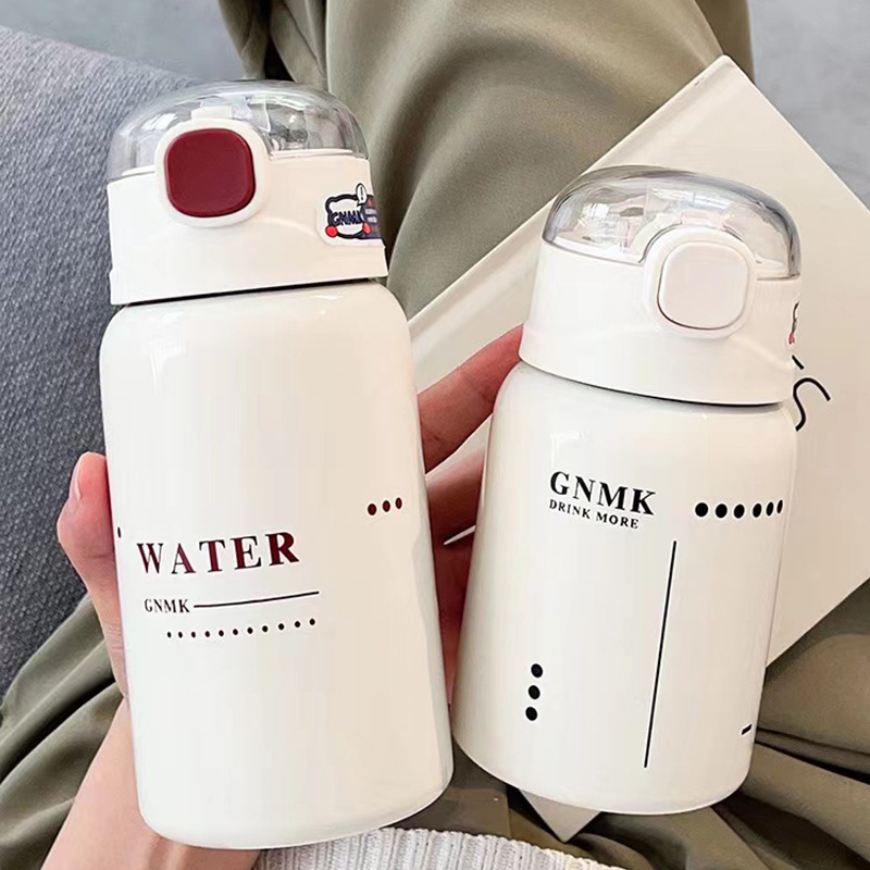 The new portable cup for girls on Instagram is compact and has a high level of appearance. It is a simple stainless steel insulated cup with a straws for girls details Picture