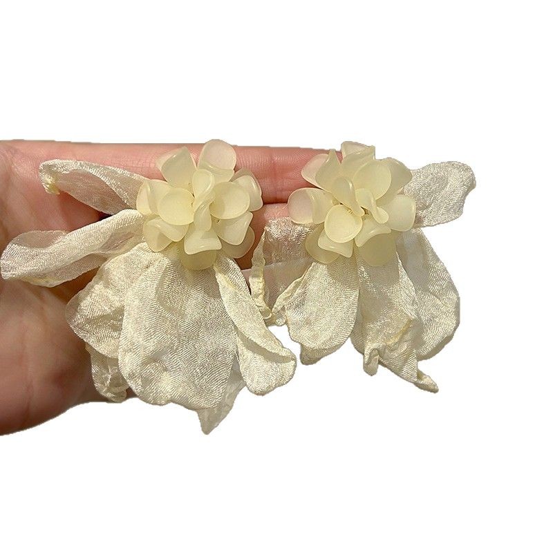 Seaside vacation style yellow chiffon flower earrings, super fairy-like, cool and refreshing stud earrings, gentle and elegant, trendy earrings Item Picture
