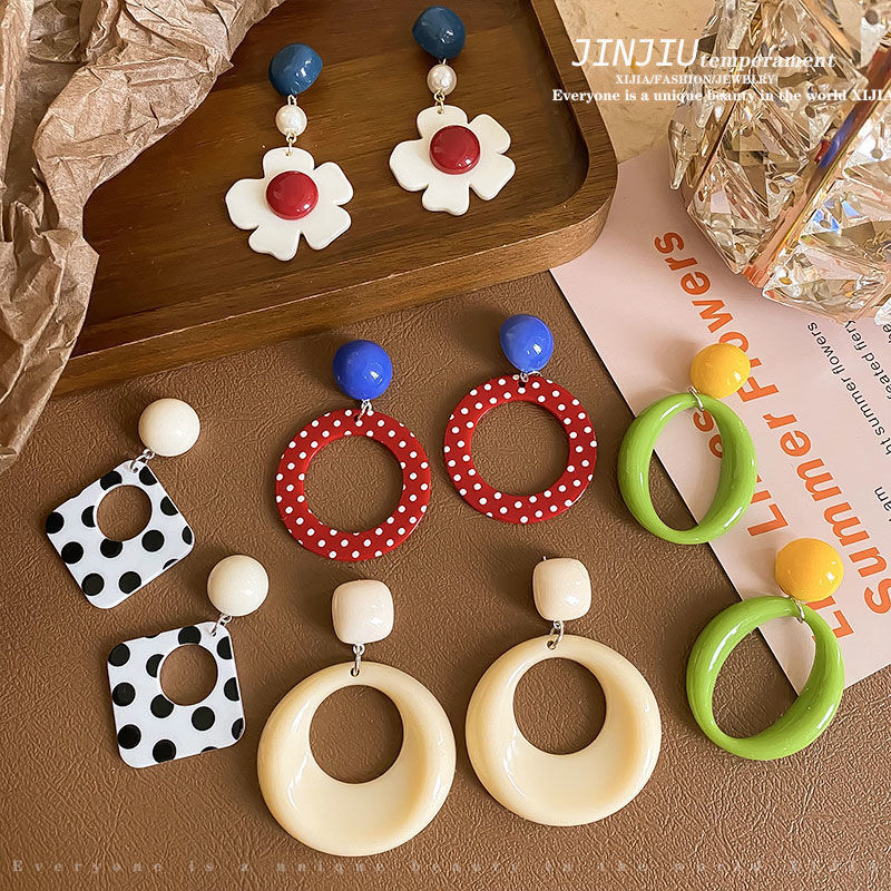 Retro Hong Kong-style playful girl stud earrings, exaggerated polka dot large round earrings, eye-catching and stylish contrasting color earrings, versatile for girls details Picture