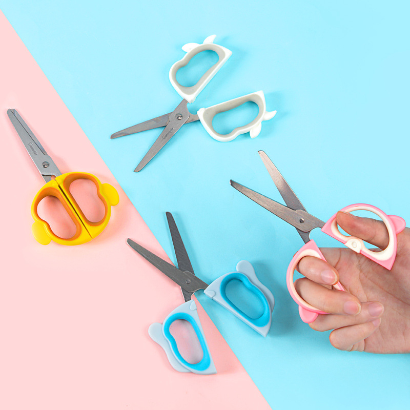 Guangbo children's scissors, cartoon scissors, handcrafted art special, portable at any time, with random colors Application Scenario