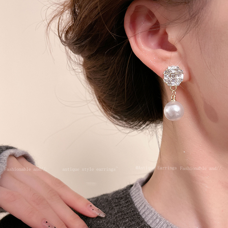 French retro pearl stud earrings for women, 2024 new autumn and winter, high-end style, niche design, light luxury New Year earrings Application Scenario