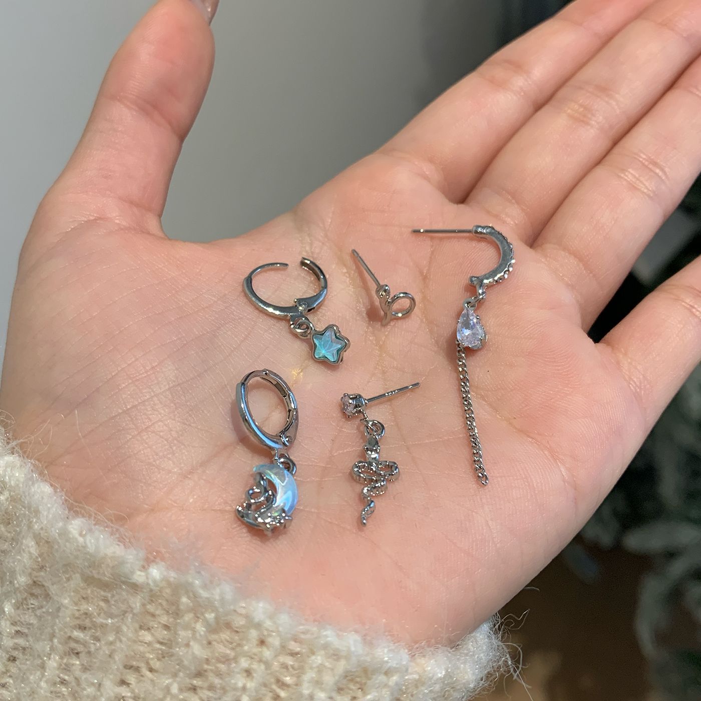 New Aurora Iridescent blue snake ear buckle set, women's silver needle irregular personalized earrings, sweet and cool minimalist earrings Specification drawing