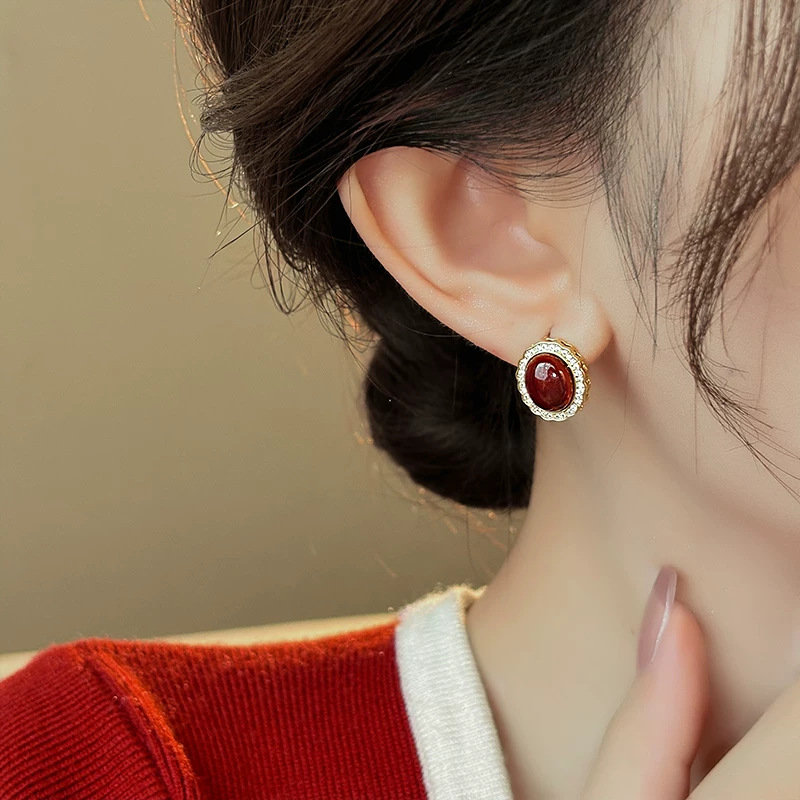 French retro heart-shaped red earrings exude a sense of feminine sophistication and elegance. Bow stud earrings are a niche design with a simple style details Picture
