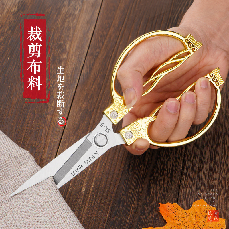Powerful multi-functional kitchen scissors for bone and meat cutting, fish killing, tailoring, and fabric cutting. Anti-slip and easy-to-clean large scissors for home use Application Scenario