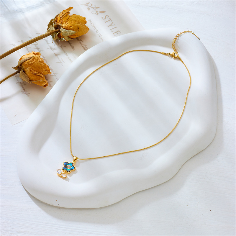 Fashionable and niche design, high-end, light luxury, versatile titanium steel heart-shaped small flower bow, diamond-encrusted pendant chain necklace Specification drawing