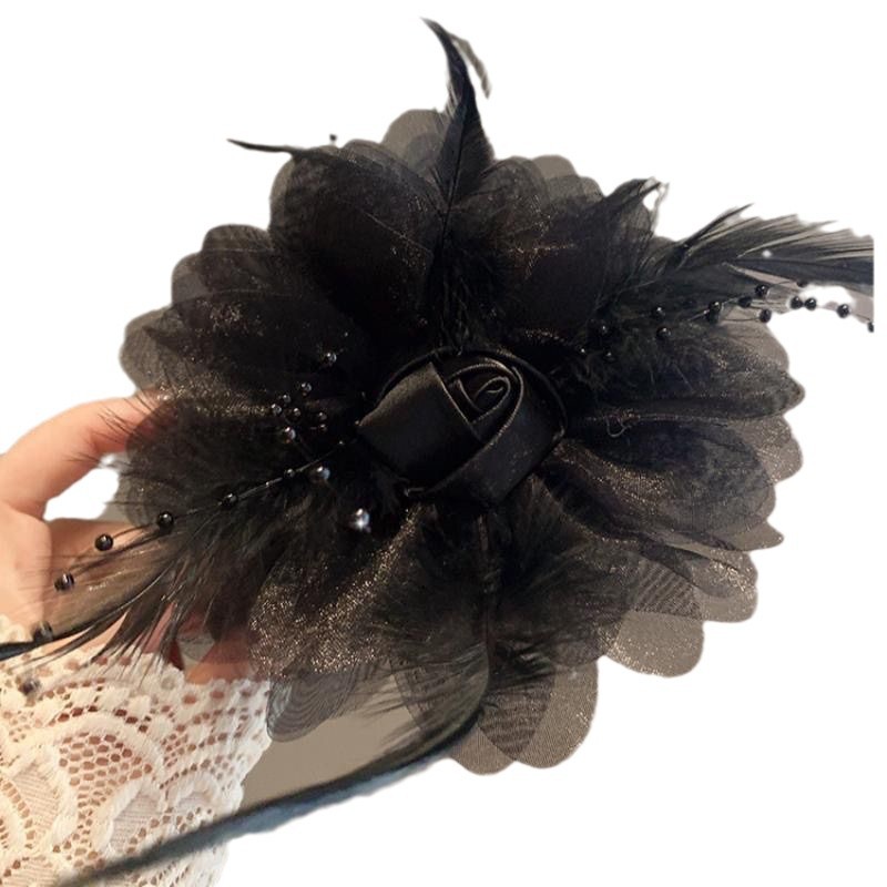 The 2024 new feather puffy grappling clip is a trendy and stylish updo that adds volume to your hair. It's a black bestseller with a shark clip Item Picture
