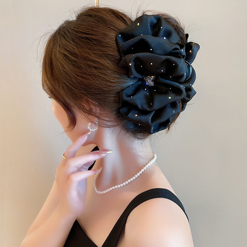 The new Starry Sky heart-shaped cloud grabber exudes a light luxury and high-end feel. The shark grabber shows off the hair volume and is a fashionable and sweet hair accessory Specification drawing