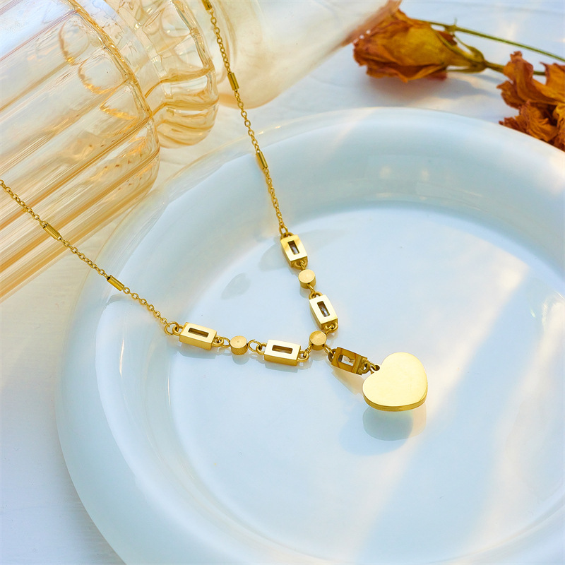 European and American fashion, niche, retro, elegant and stylish, dazzling pearl heart pendant, diamond-encrusted chain, titanium steel jewelry necklace Specification drawing