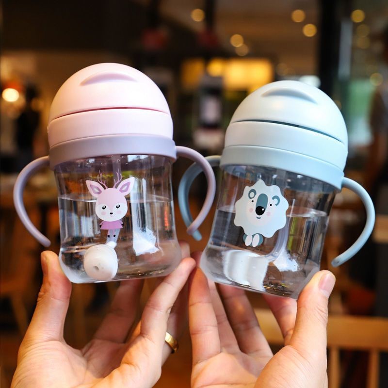 Cartoon infant and toddler graduated straw cup, anti-choking baby handle water bottle, plastic shock-resistant bite gravity ball drinking cup Application Scenario