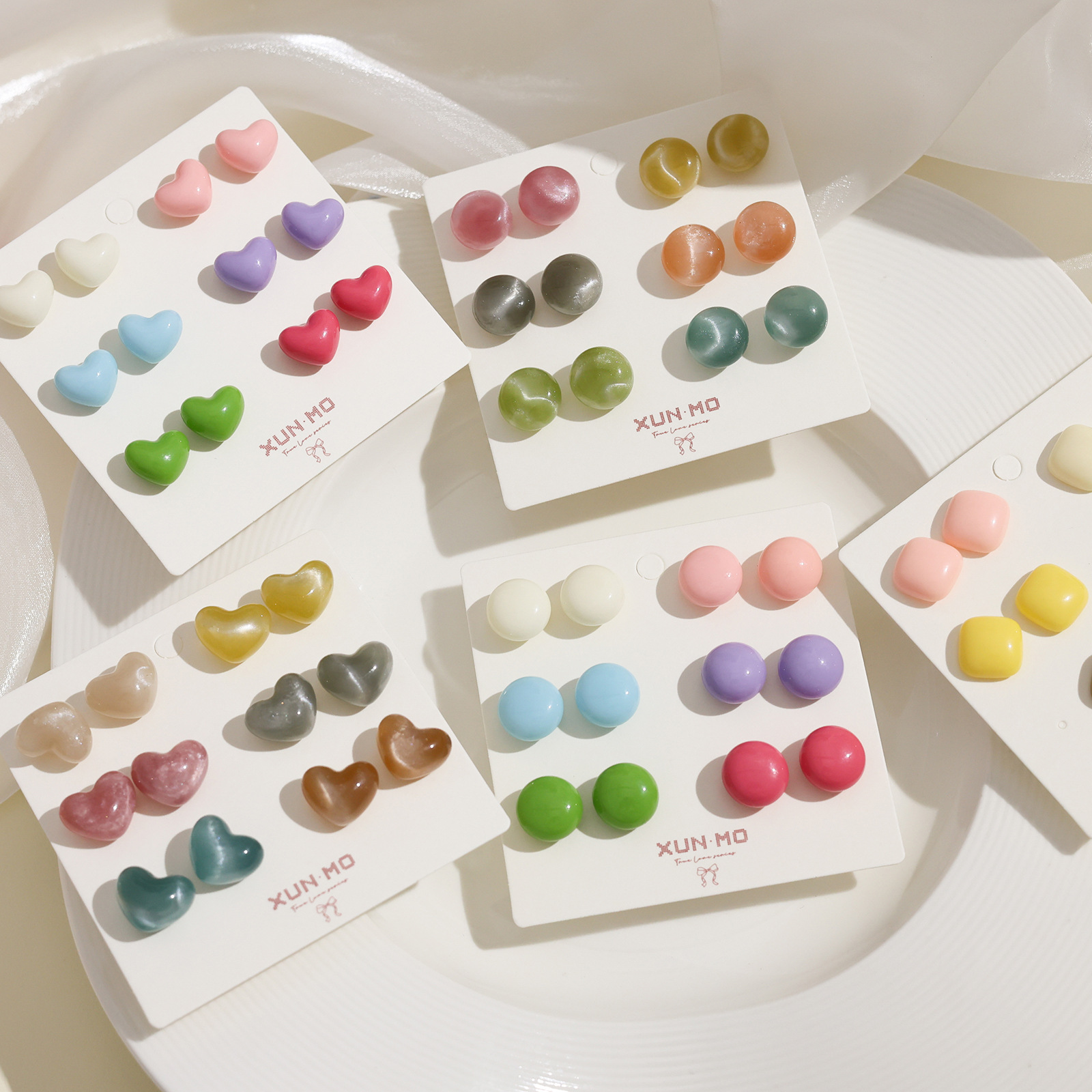 The new resin candy solid color heart-shaped stud earrings set is fashionable, simple and versatile. The earrings are sweet and colorful sugar bean earrings full figure