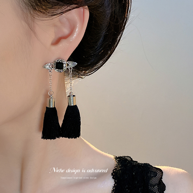 Vintage black tassel new Chinese-style earrings, spicy girl retro court earrings and stud earrings, unique and versatile, fashionable style Specification drawing