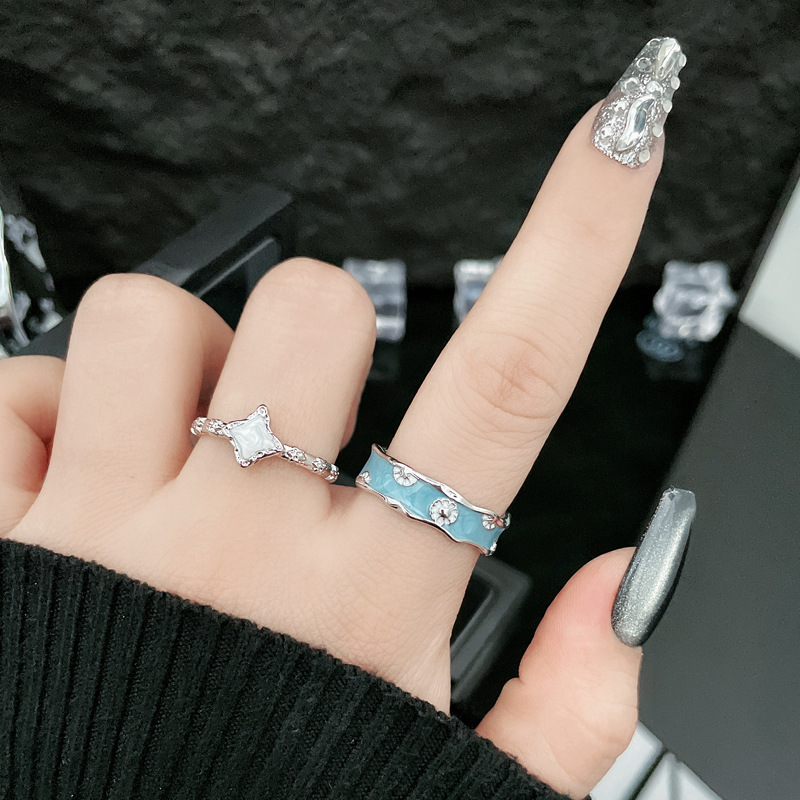 Retro style, niche and simple flower ring, sweet and cool little Daisy new geometric irregular adjustable ring details Picture