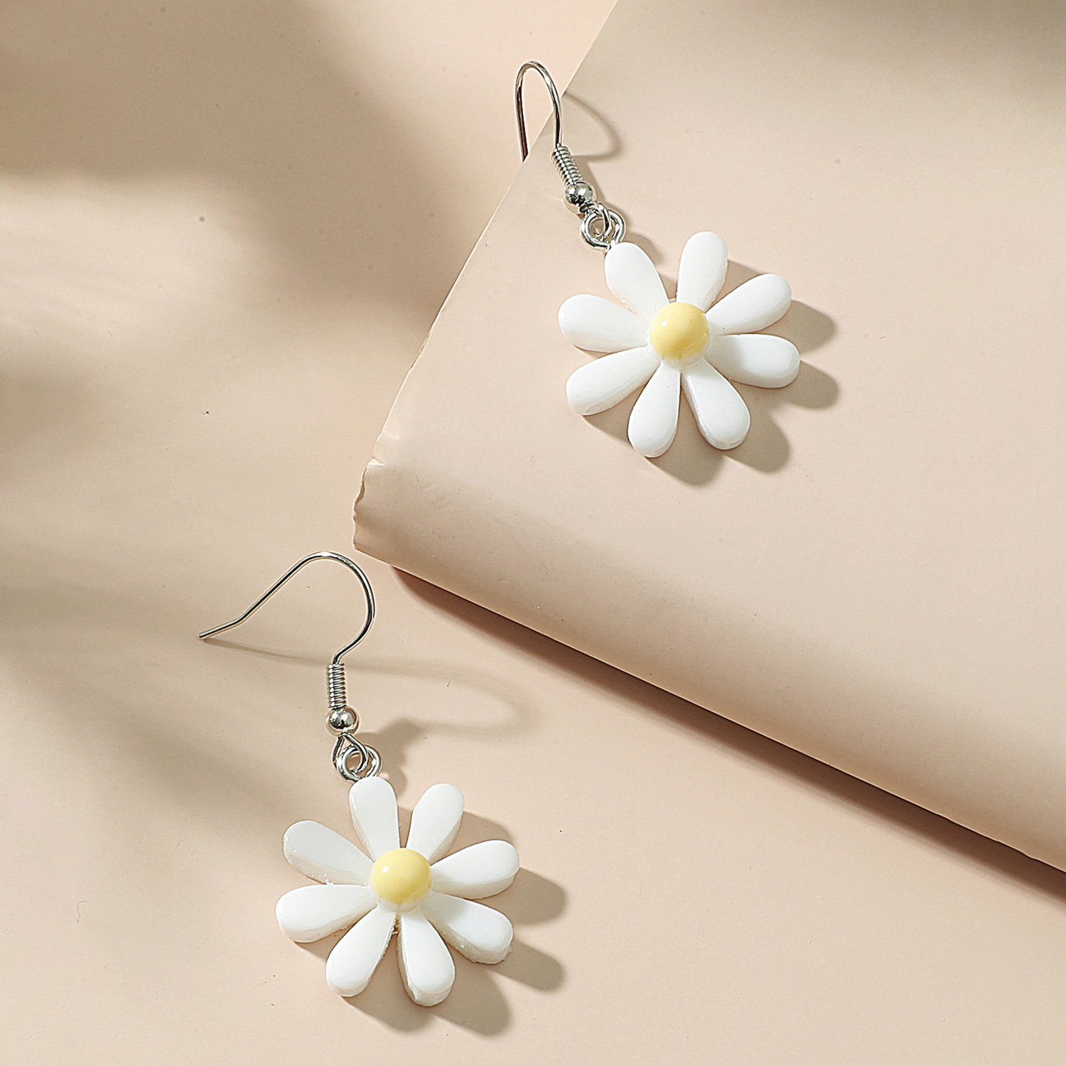 Korean style elegant resin Daisy earrings 2023 new summer fashion Internet celebrity flower stud earrings women's accessories Application Scenario
