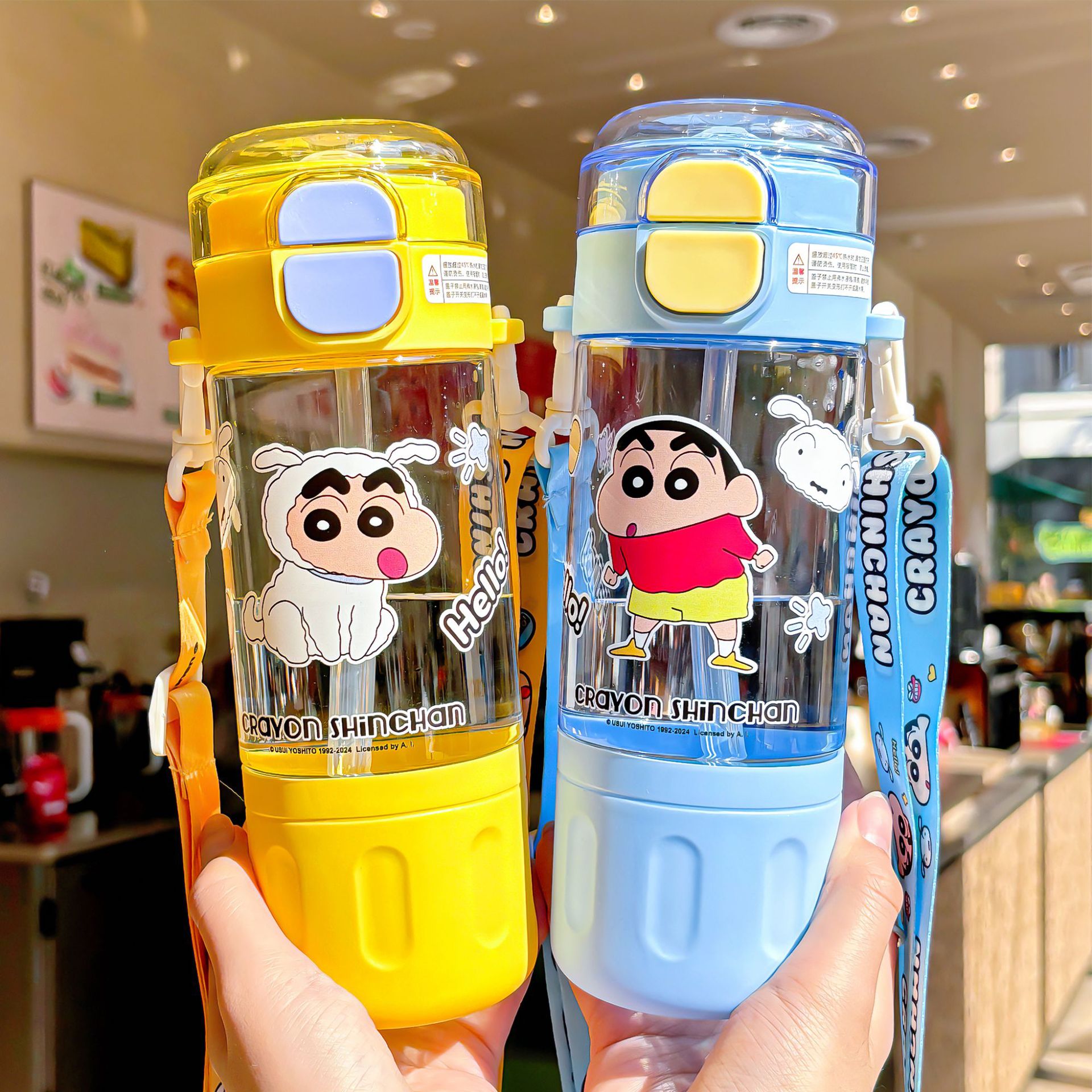 The Crayon Shin-chan series double-drinking plastic cup comes with an adjustable cup string for easy carrying. It features a locking design and is a drinking cup full figure