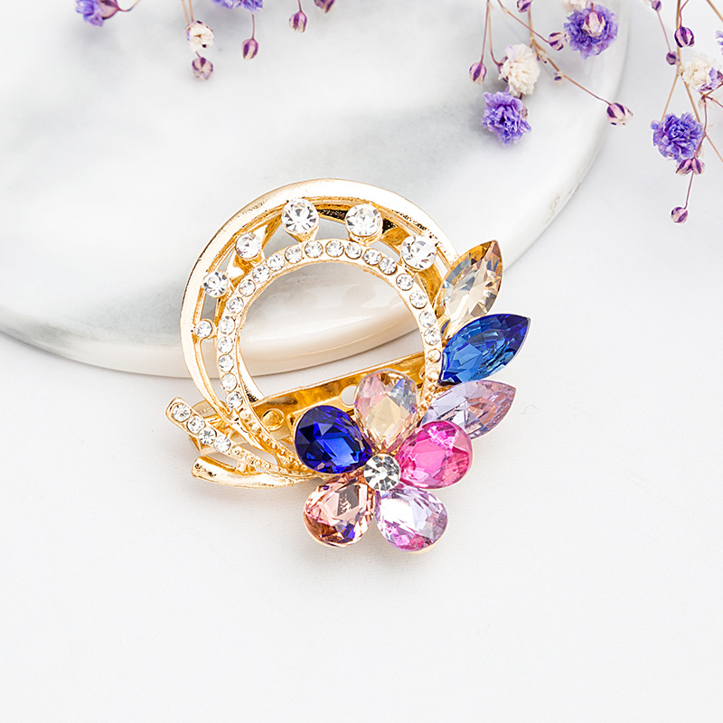 European and American luxurious crystal glass brooch, creative retro geometric triangular flower silk scarf buckle brooch, brooch knot details Picture