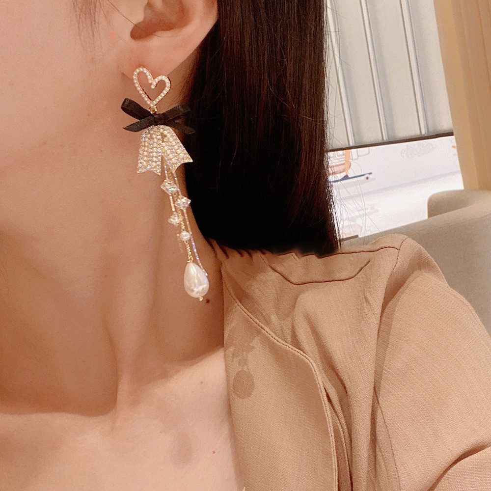 Heart-shaped bow tassels, super ethereal and dazzling earrings, women's niche design sense, high-end and elegant ear clips, ins style earrings Application Scenario