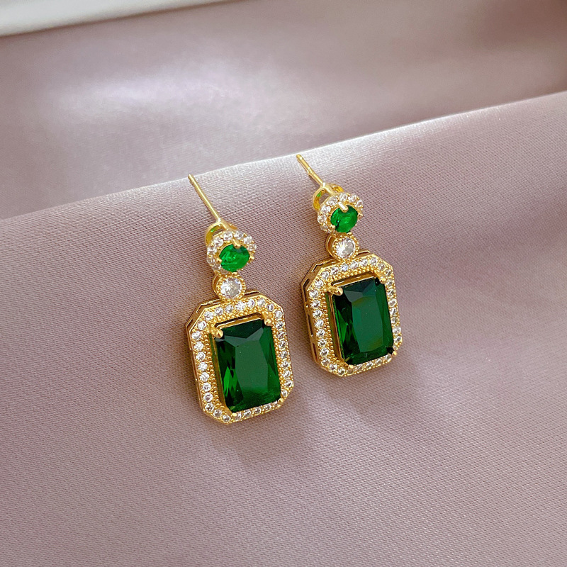 【 Titanium Steel 】 Micro-inlaid necklace and earrings set, light luxury micro-inlaid perfume, personalized and elegant banquet earrings and necklaces combination Application Scenario