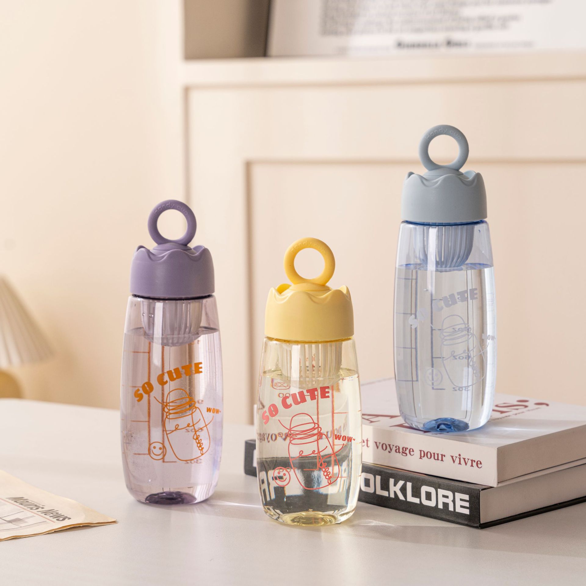 This is a popular summer fashion, compact and portable plastic anti-drop cup for both boys and girls. It has a high appearance level and can withstand high temperatures full figure