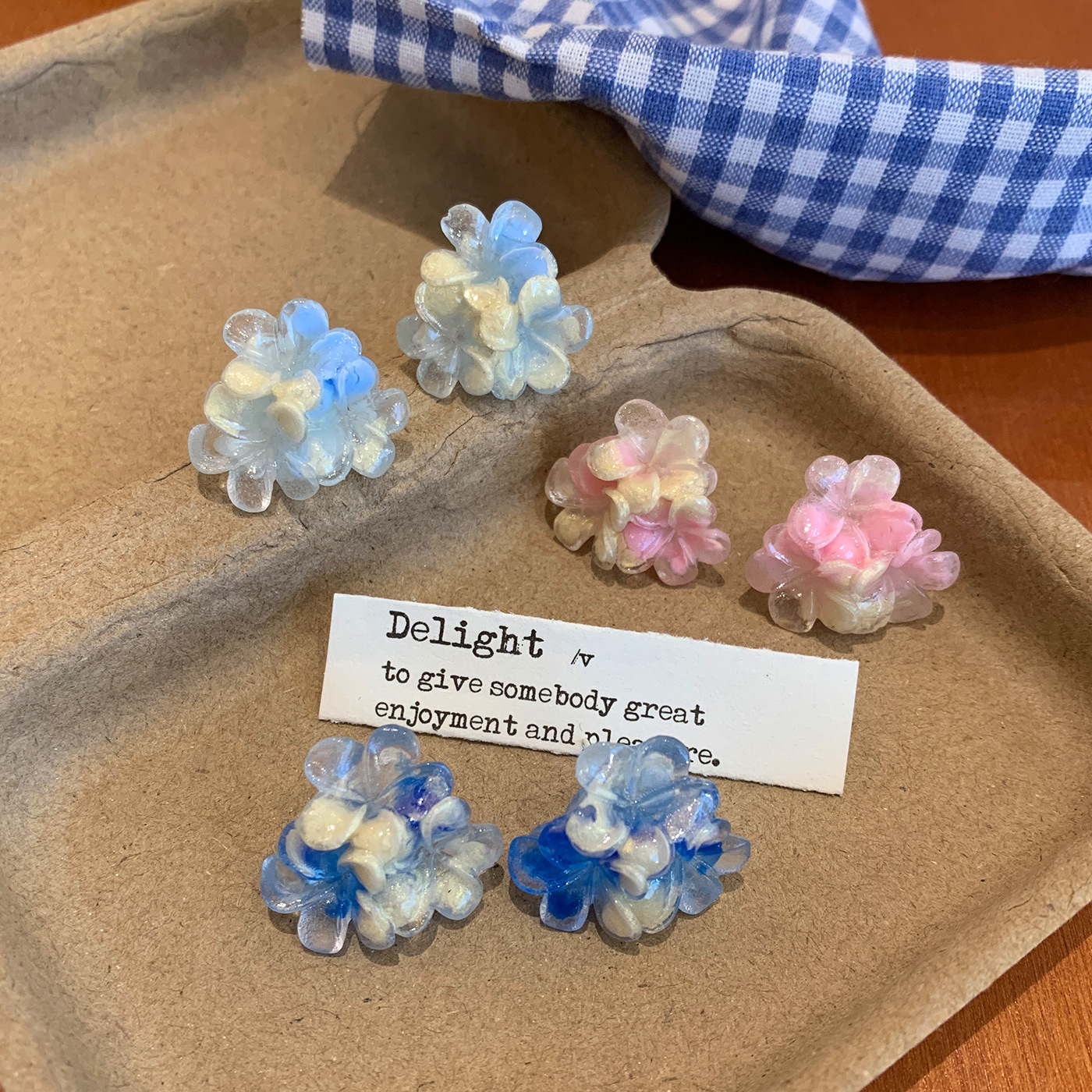 Spring and summer gradient color resin three-petal flower earrings with a unique design sense. Women's silver needle forest-themed sweet country style earrings full figure