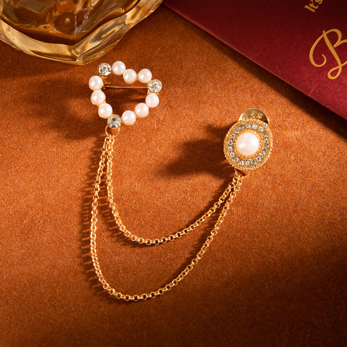 A new cross-border light luxury British retro heart-shaped pearl double-layer chain tassel collar pin brooch for ladies Specification drawing