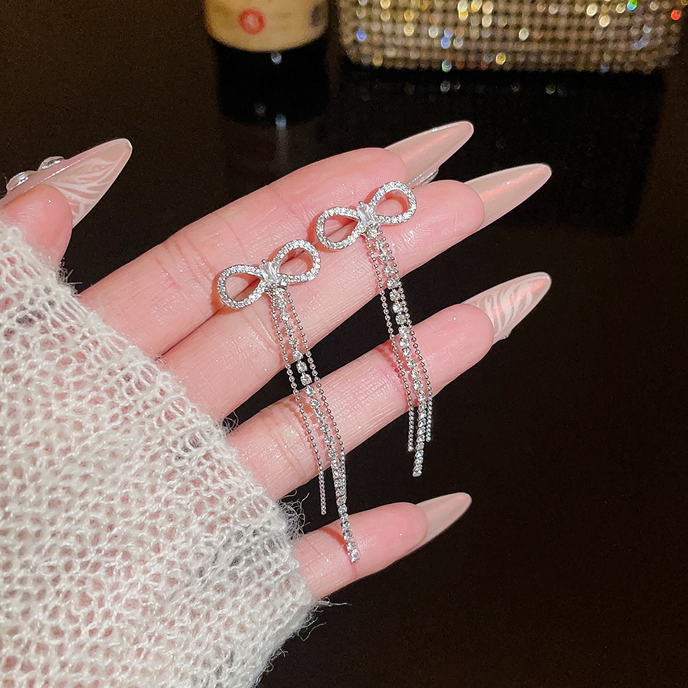 Fashionable and elegant bow tassel earrings, light luxury and high-end feel, long earrings, sweet and cool style, versatile stud accessories for women Application Scenario